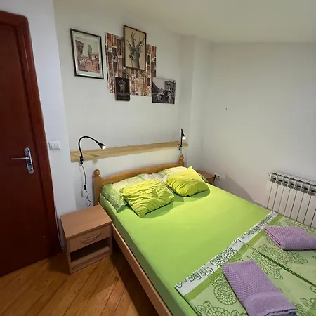 Vagabond Hostel *